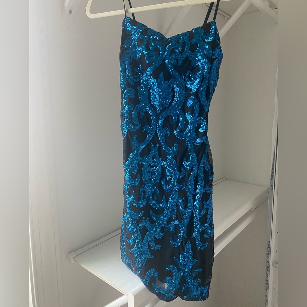 JUNIORS' SEQUINED BOW-BACK DRESS IN BLACK/ROYAL